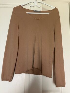 InCashmere V-Neck Cashmere Sweater in Taupe/Brown